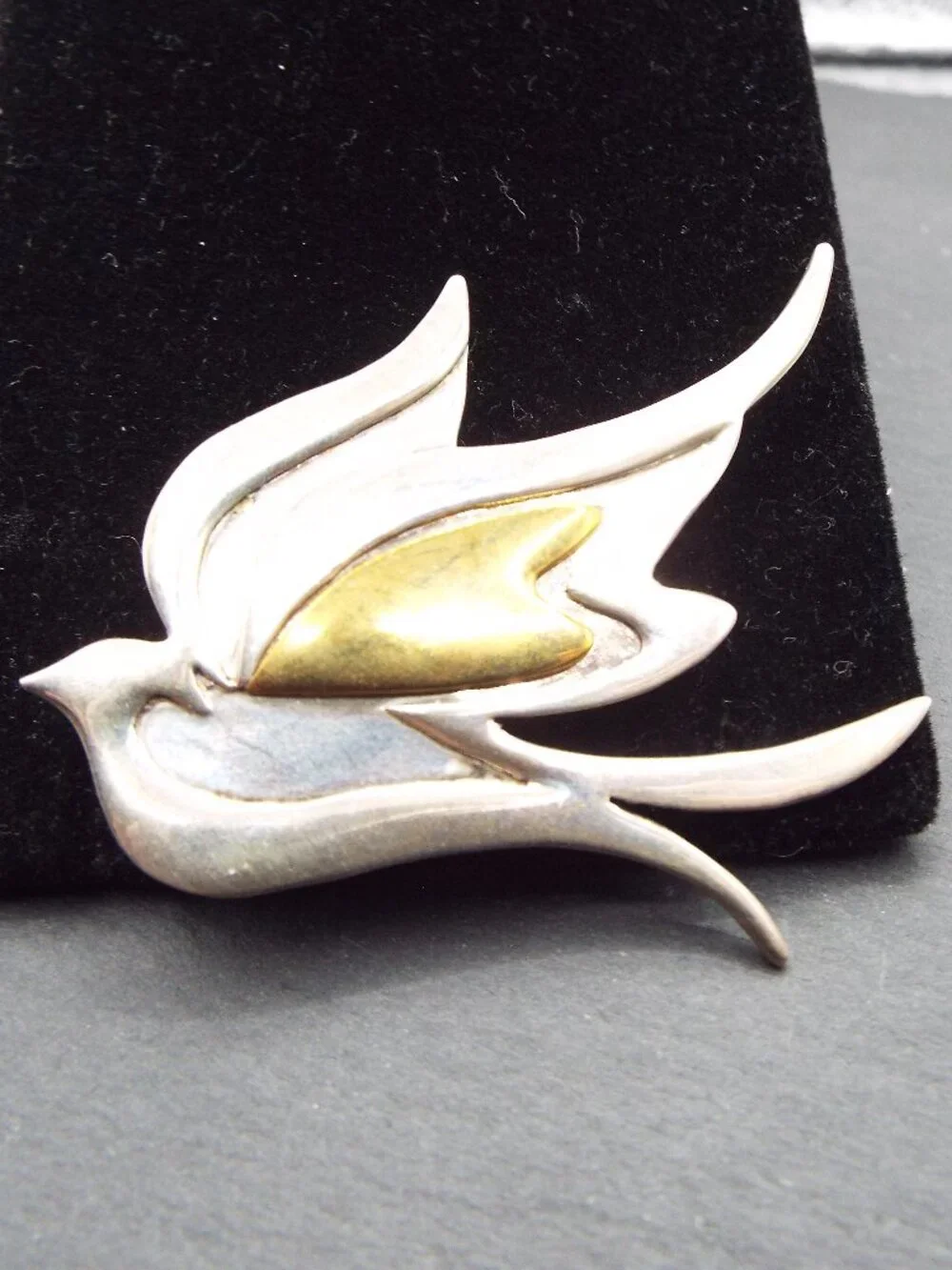 ARTIST SIGNED STERLING PEACE DOVE IN FLIGHT GRACEFUL W/GOLD ACCENT WING PIN 69